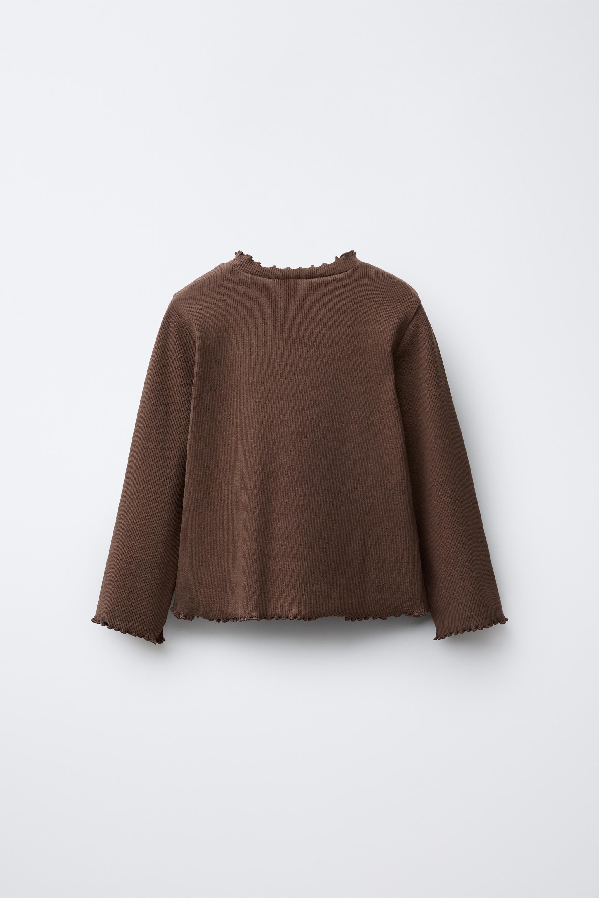 RIBBED TOP WITH EMBROIDERED DETAIL